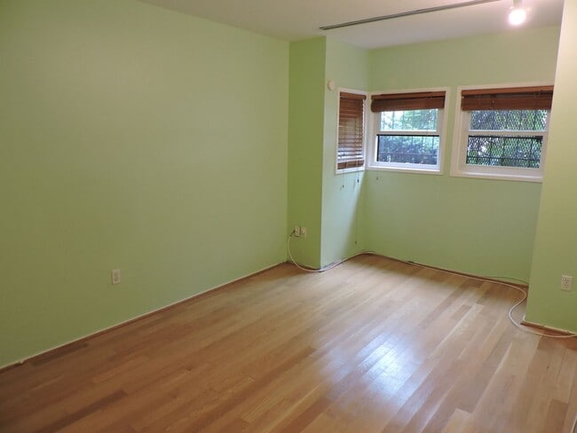 Building Photo - Spacious 2BR 2BA with Fireplace, Roof deck...