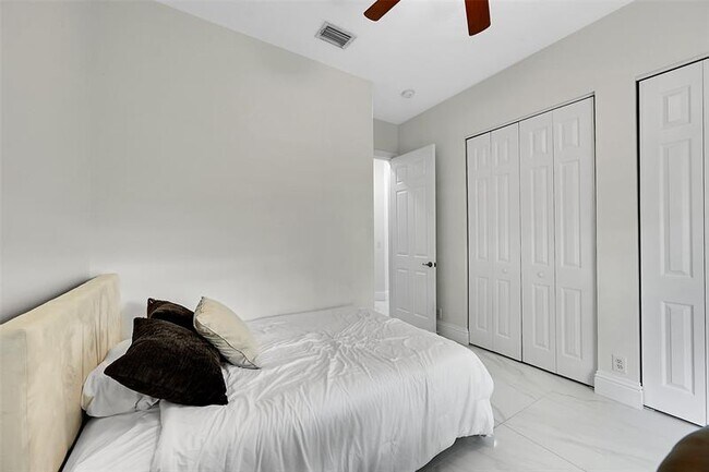 Building Photo - 11163 NW 69th Pl