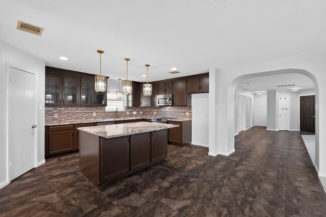 Building Photo - 331 Mantova Dr