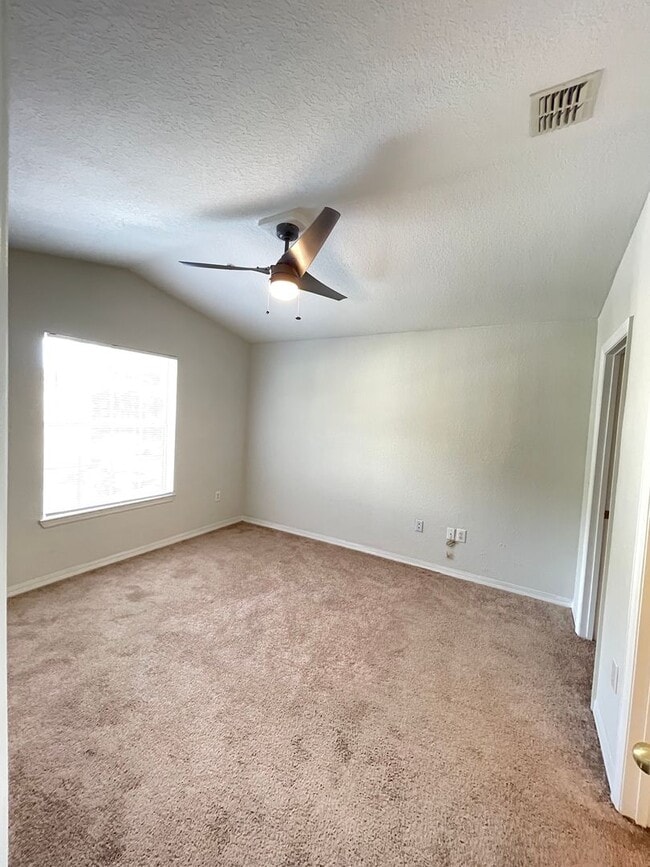 Building Photo - 1 Bedroom / 1 Bath Condo in Gated Community, Available Now!