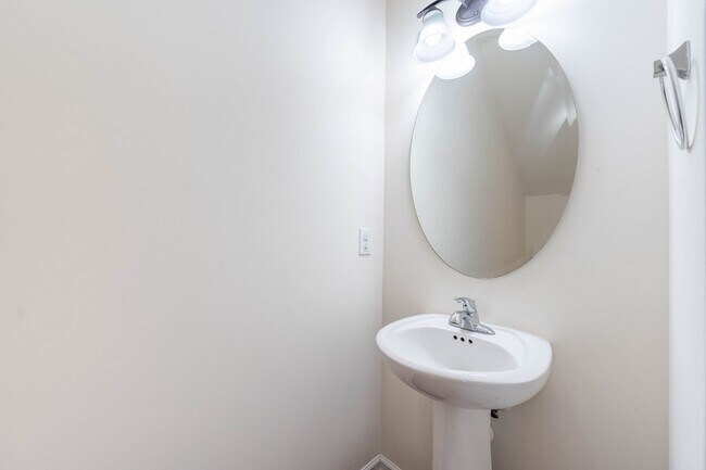 Building Photo - Welcome to this charming 4-bedroom, 2.5-bathroom home located in Durham, NC.!