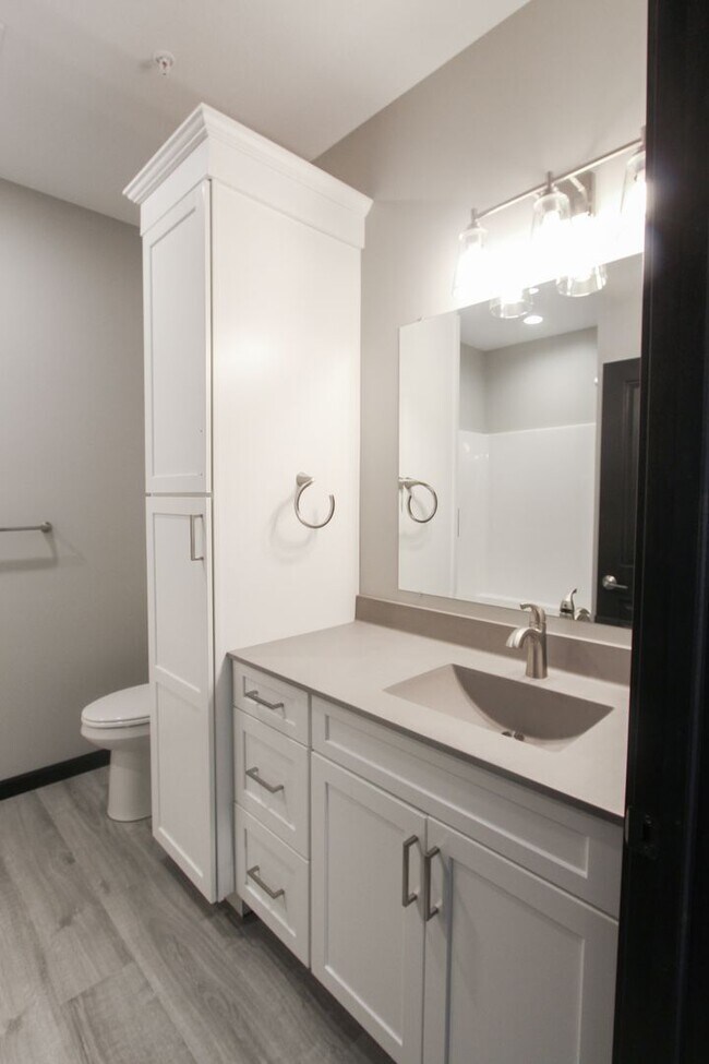 Building Photo - New! Beautiful 1 Bed, 1 Bath Accessible Ap...
