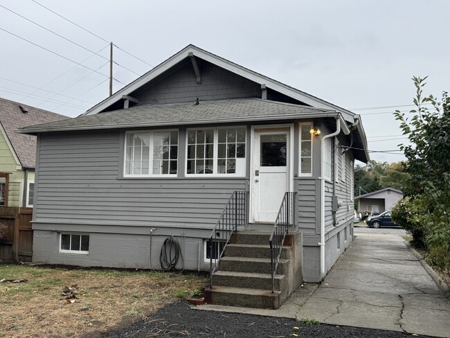 Building Photo - 907 Hewitt Ave