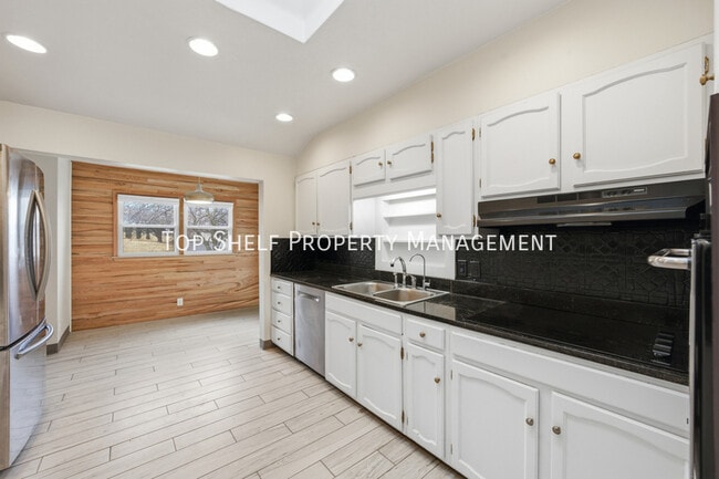 Building Photo - 502 Lacona Ave