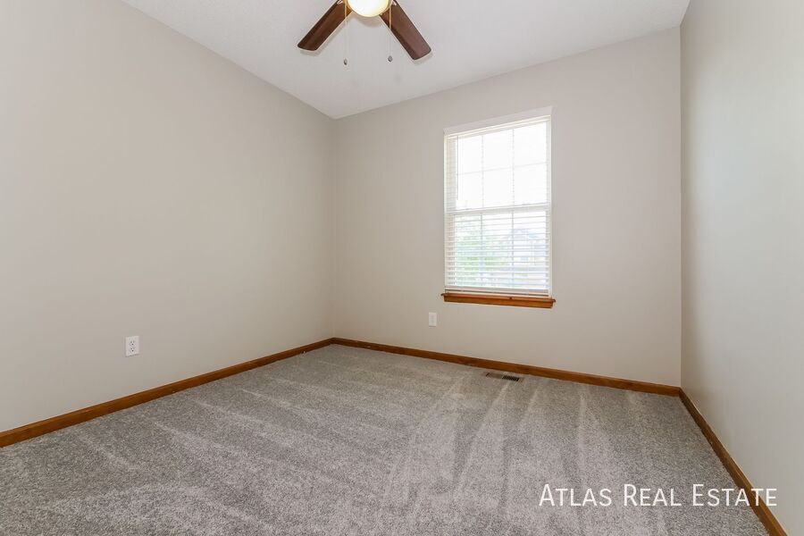 Building Photo - 1610 Cove Dr