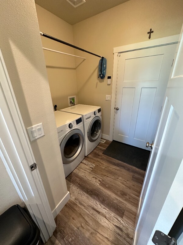 Building Photo - 1600 NE Cinder Loop