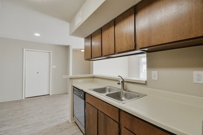 Building Photo - 12905 Woodforest Blvd