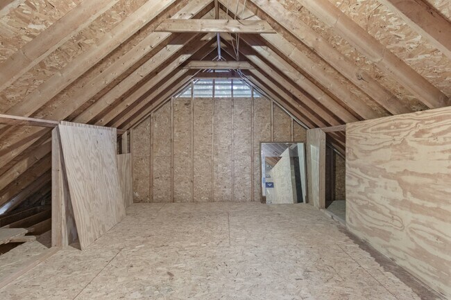 Building Photo - Newly renovated three bedroom home for ren...