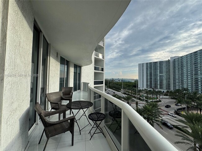 Building Photo - 15811 Collins Ave