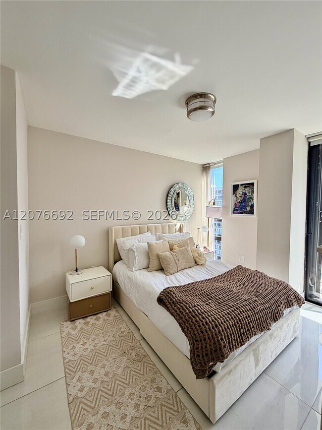 Building Photo - 1450 Brickell Bay Dr
