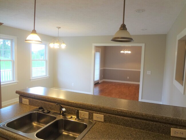 Building Photo - Spacious Detached Home in Great Location a...