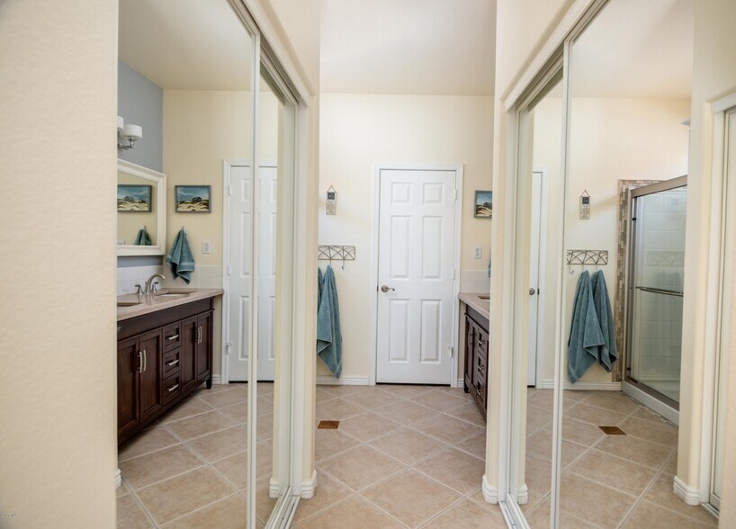 His &amp; Her Closets - 6875 W Harrison St