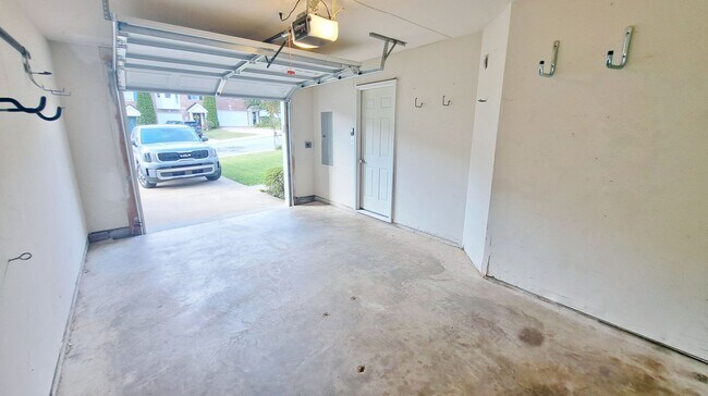 Building Photo - 3 Bed / 2-1/2 Bath Single Family Townhome with 1-Car Garage