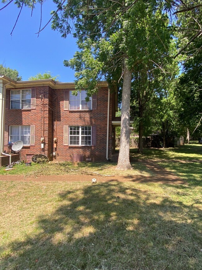 Building Photo - 807 Holder Ct