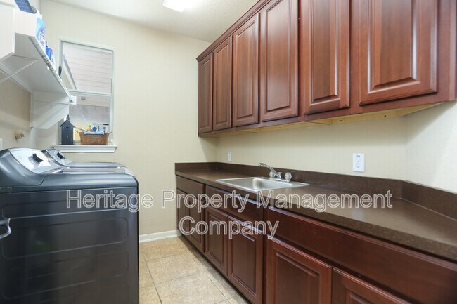 Building Photo - 611 Oxalis
