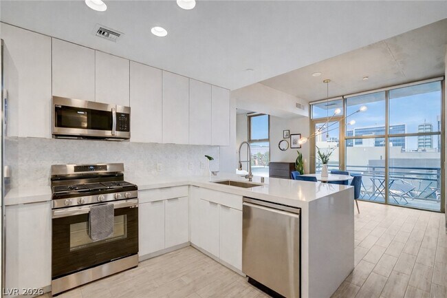 Building Photo - 353 E Bonneville Ave