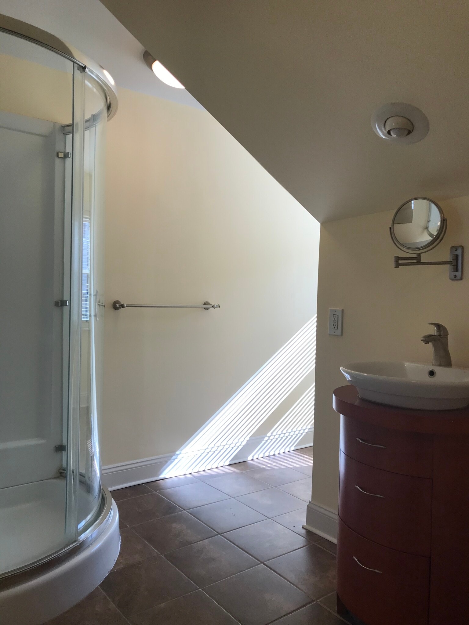 Bath 1 - 1927 Huron St