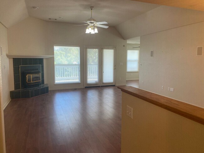 Building Photo - Beautiful Lakefront Home in the Vineyard! ...