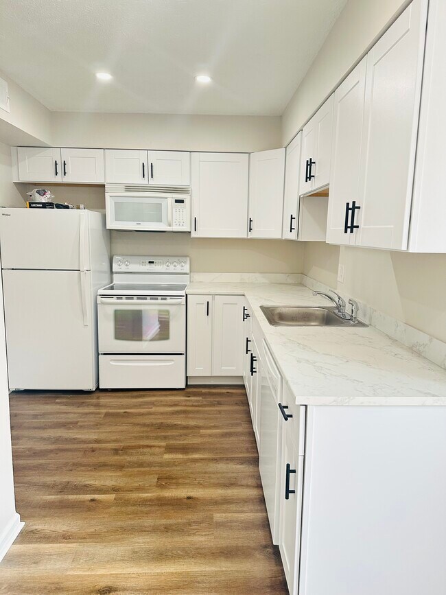 Building Photo - Ivy Ridge Apartments 130-138