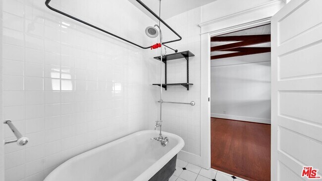 Building Photo - 915 Palms Blvd