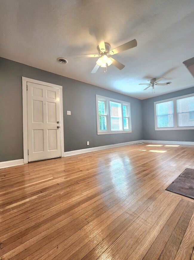 living room - front entrance door - 321 Stonewall Ave S