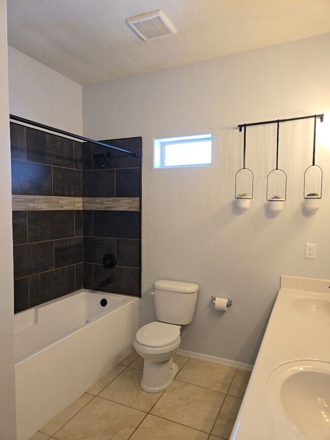 Building Photo - 1616 Volponi Dr SE