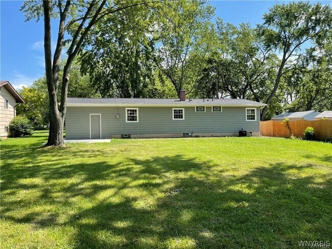 Building Photo - 425 East Ln