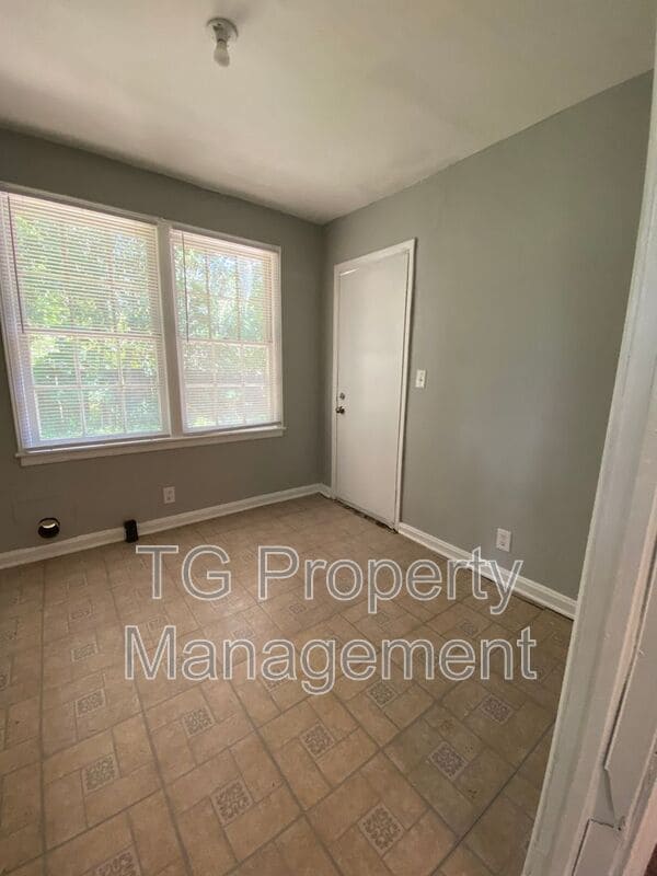 Building Photo - 1242 Kenmore St