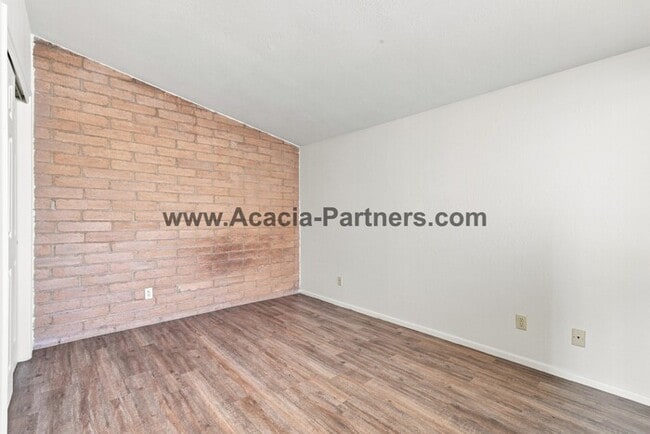 Building Photo - Spacious Three Bedroom/Three Bath Townhome