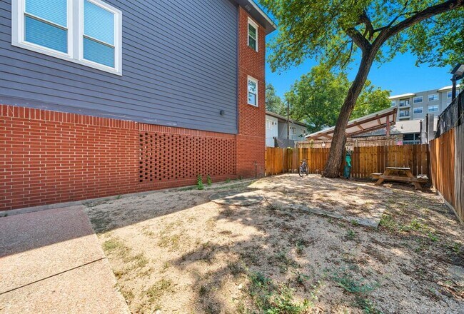 Building Photo - 2804 Rio Grande St