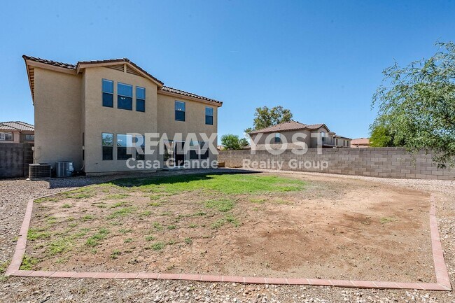Building Photo - Spacious Living in SK Ranch!