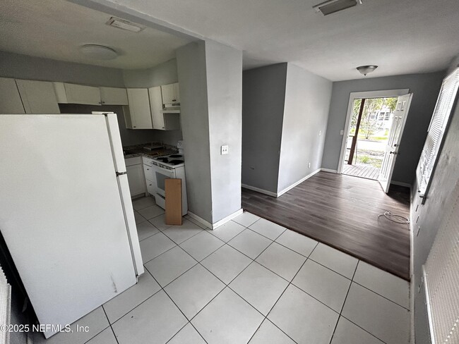 Building Photo - 2057 Brackland St