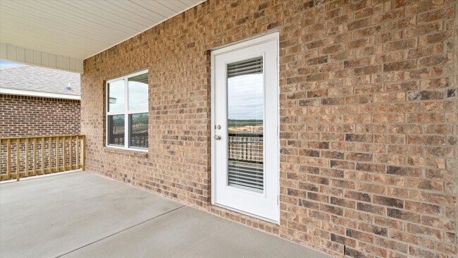 Building Photo - LOTS OF AMENITIES AND CONVENIENT COMMUTE!