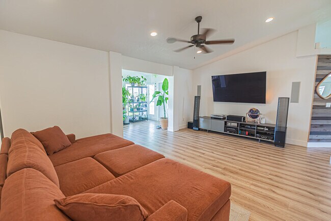 Building Photo - 526 SW Dairy Rd