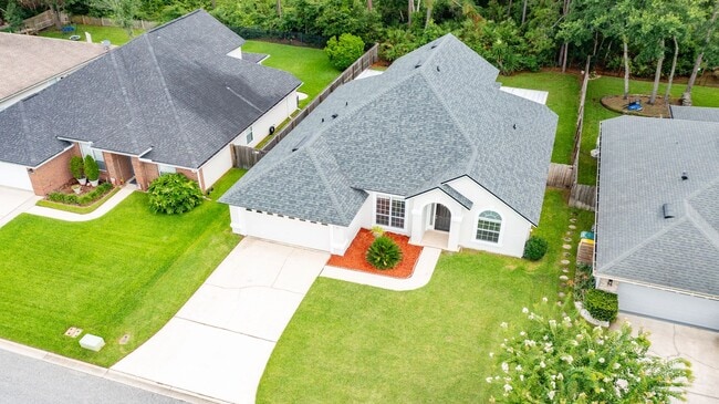 Building Photo - Stunning home in desirable neighborhood