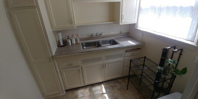 Building Photo - 424 E Freeland St