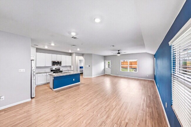 Building Photo - NO CARPET! Up to 1 Month Free Rent with 18-24 Month Lease! No Security Deposit Programs Available.