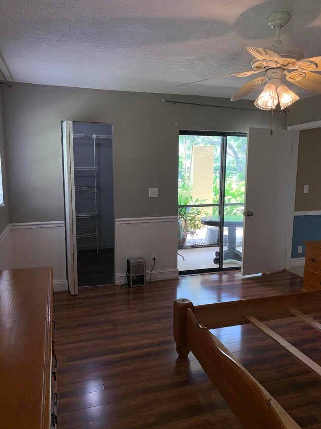 Building Photo - 2015 Coral Ridge Dr