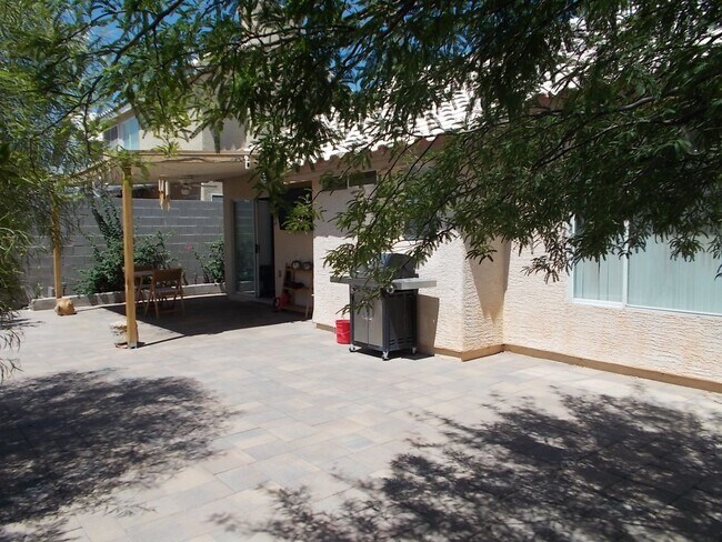 Building Photo - Beautiful 1-Story Home Near Desert Shores ...