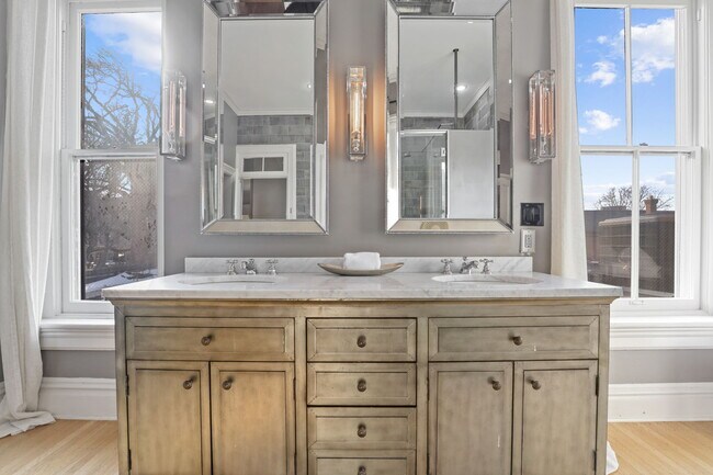 Building Photo - 550 E Town St