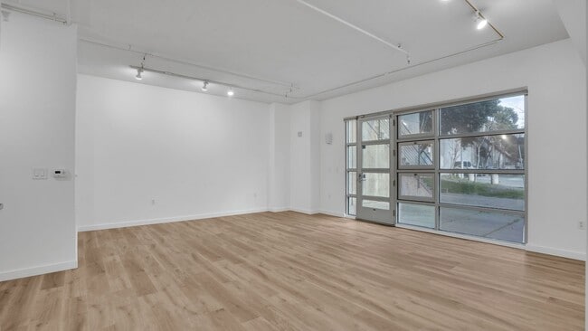 Building Photo - EPIC REA - Modern-Style 1 BR/1 BA Condo in...