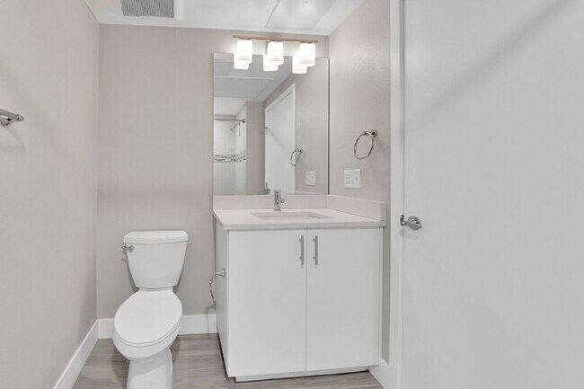 Building Photo - $1,695 - 1 Bed, 1 Bath Condo with In Unit Laundry in Secured Building!