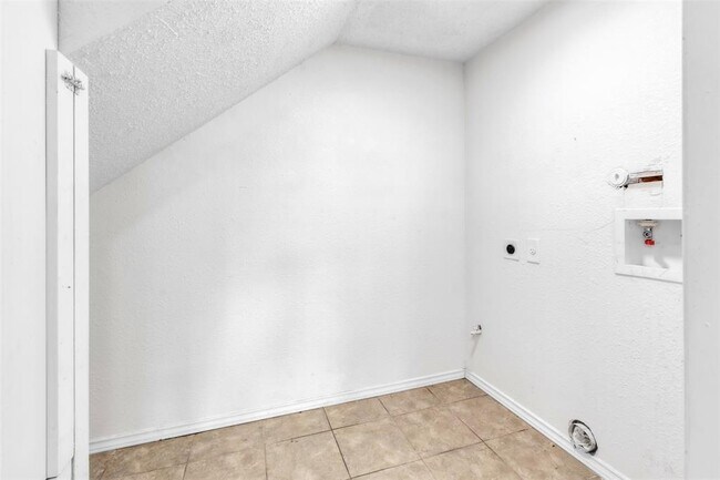 Building Photo - 5805 Cougar Dr