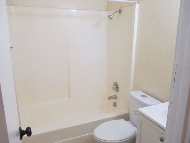 Building Photo - Central!! CORNER UNIT!! 2 Bed / 1 Bath wit...