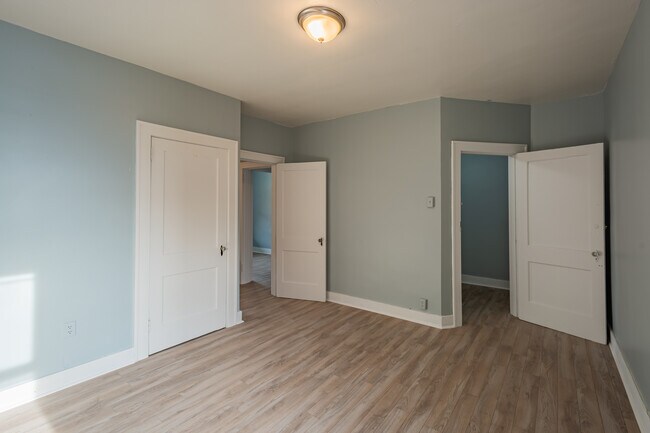 Building Photo - 2118 Bedford Ave