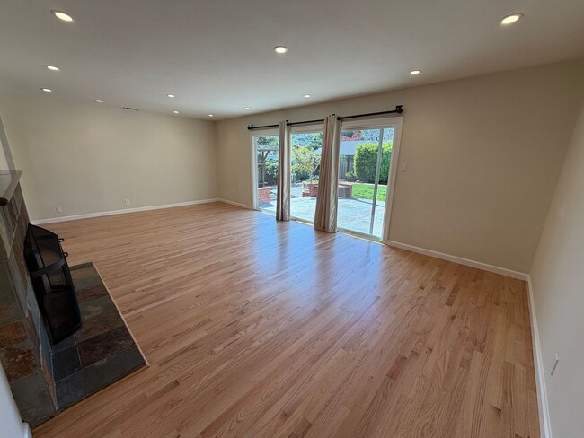 Building Photo - Beautifully Updated Glenwood (San Rafael) 3x2 Home with Large Yard, HW Floors, Garage