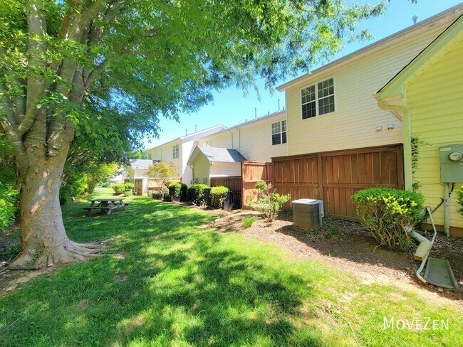 Building Photo - 2121 Piney Brook Rd