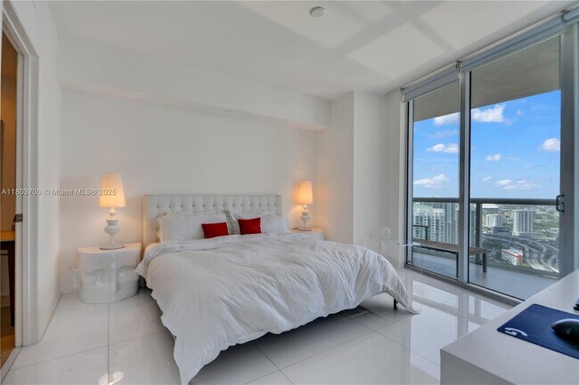 Building Photo - 465 Brickell Ave