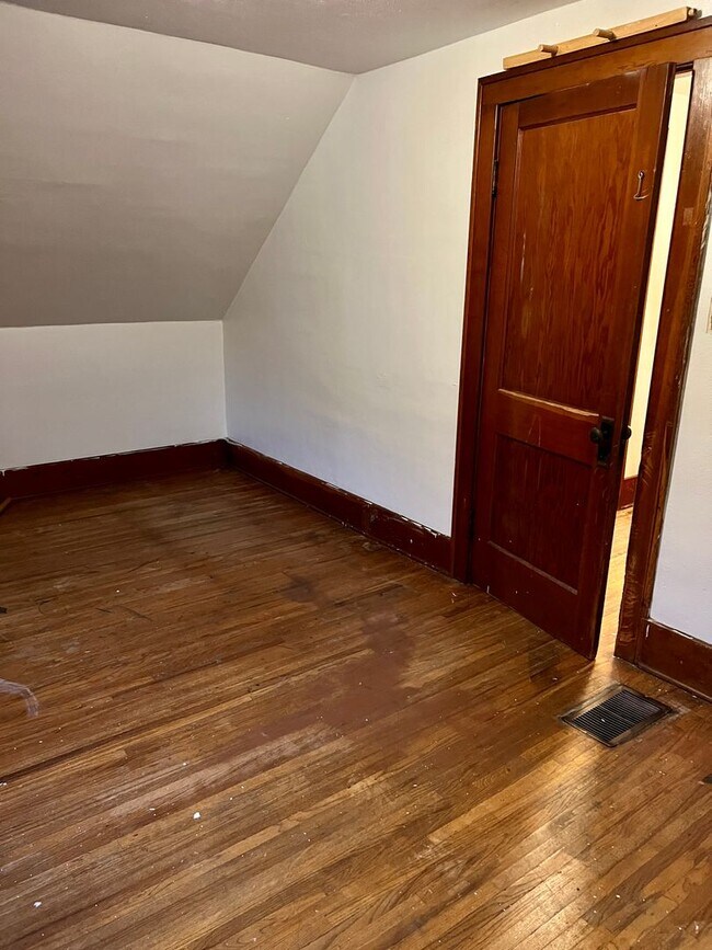 Building Photo - Cozy 3 bedroom next to Avera Hospital in C...