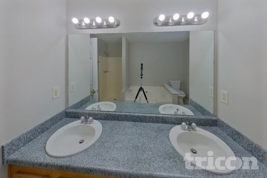 Building Photo - 1475 Watercrest Cir